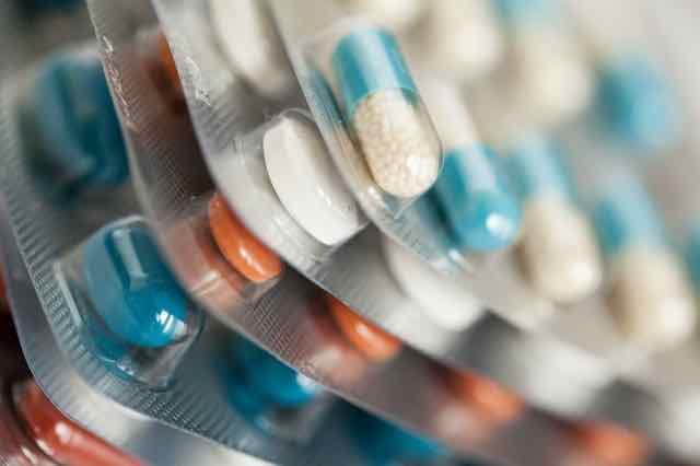 Quais antibióticos causam delirium?