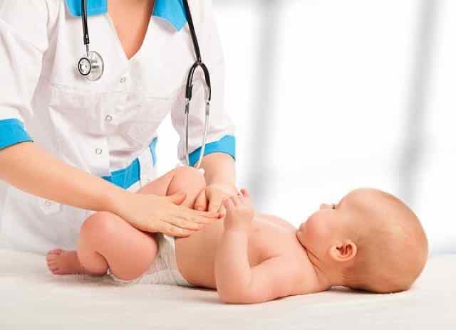 bebê sendo consultado
