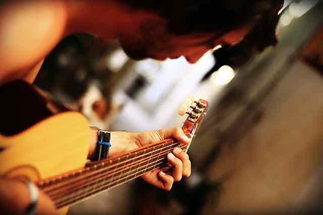 Como a música pode ajudar no desempenho mental de seus pacientes