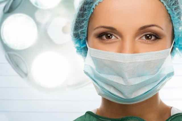 medica com mascara de cirurgia