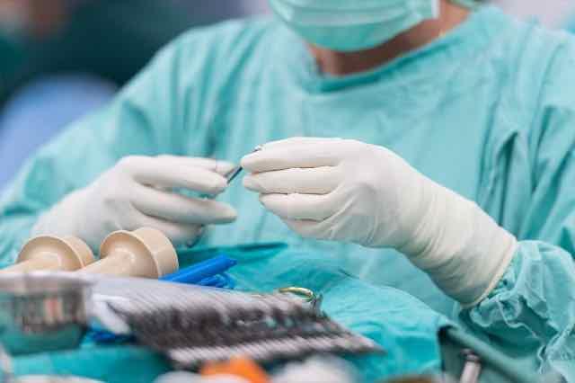 enfermeira preparando ferramentas medicas