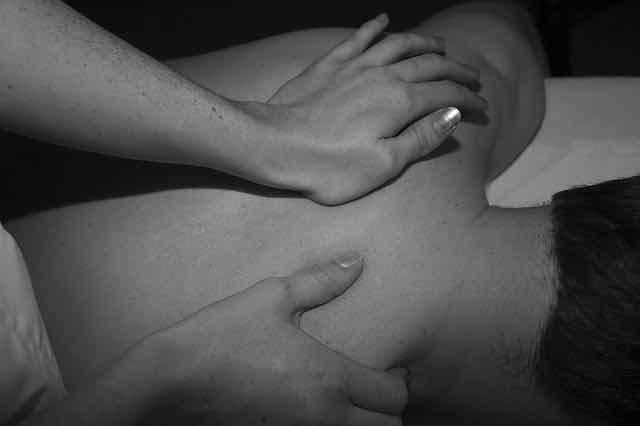 homem recebendo massagem nas costas