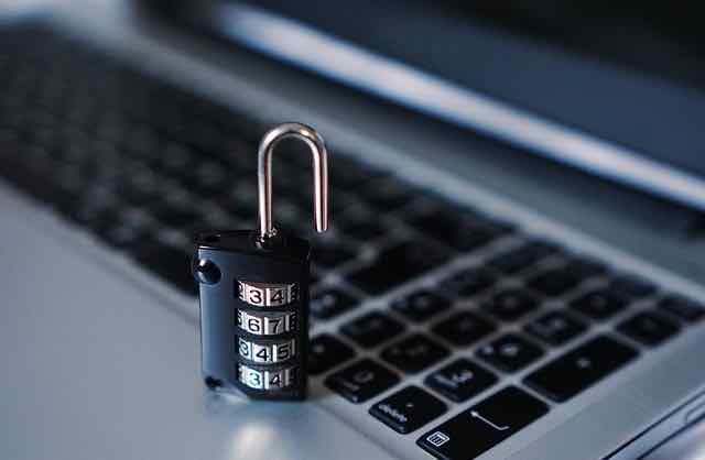 cadeado em cima de um laptop