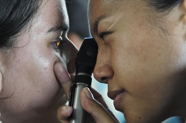 medico fazendo exame nos olhos