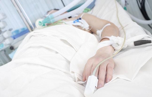 paciente em cama de hospital após parada cardíaca