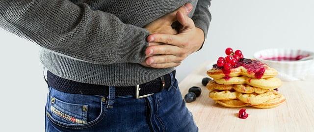 homem com dor de barriga depois de comer coisas com leite porque tem intolerância à lactose