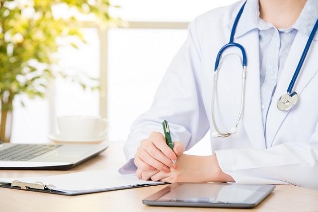 médico usando tablet e computador no novo sistema de informatização do sus