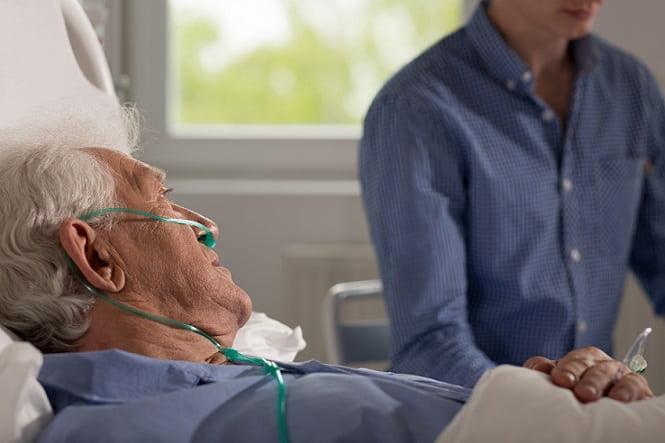 idoso hospitalizado após trauma torácico