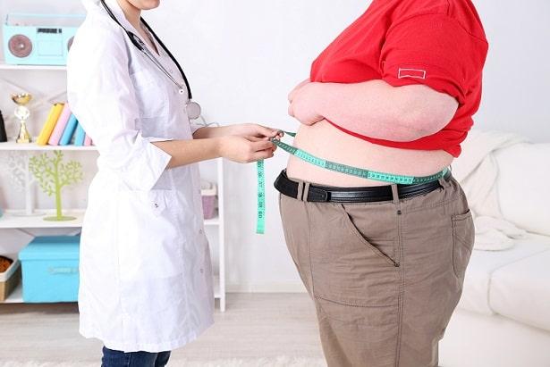 médica medindo circunferência de paciente com obesidade