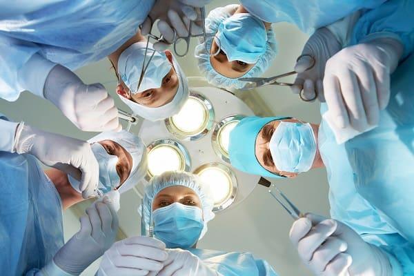 Qual o impacto da cirrose hepática após realização de angioplastia coronariana?