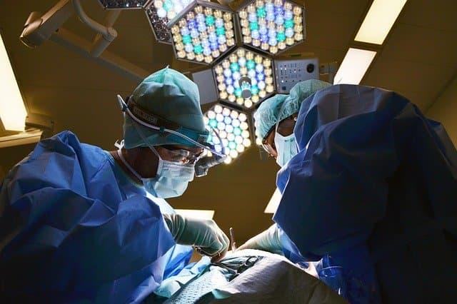 Após a cirurgia, a equipe médica deve se preocupar com complicações pulmonares a mais comuns no pós-operatório.