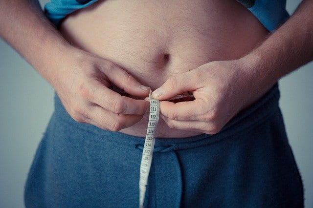 Paciente que passou por cirurgia bariátrica checa as novas medidas e se preocupa com o surgimento de uma hérnia