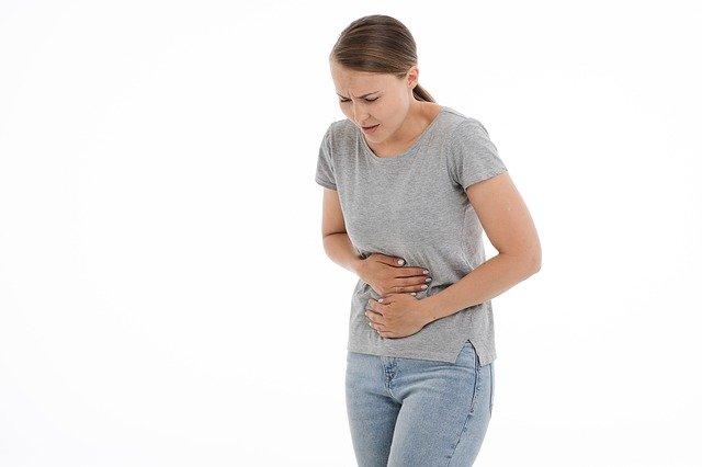 Mulher sofrendo de diverticulite em busca de apoio médico para o manejo correto da doença