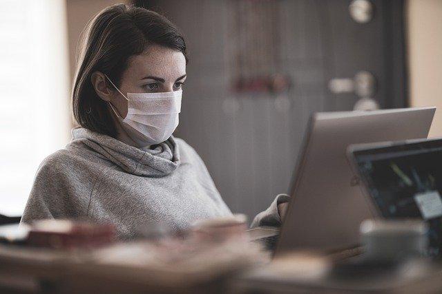 Paciente insere os seus dados em software disponibilizado pela Unicamp para o acompanhamento de atendidos durante a pandemia de Covid-19