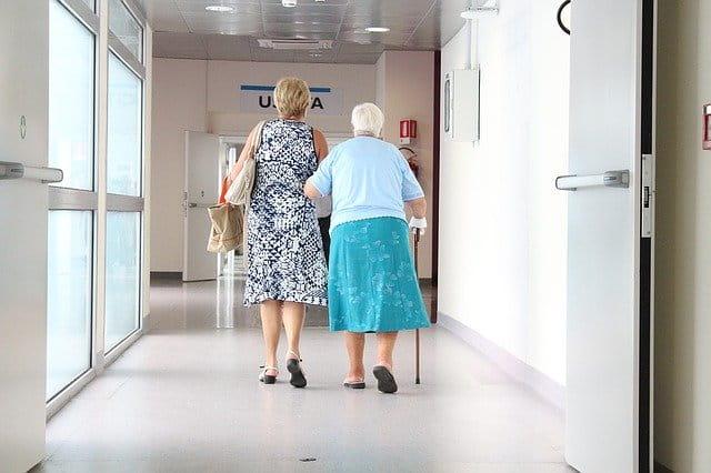 Qual o papel de estratégias de cuidado centradas em idosos em cirurgias de emergência?