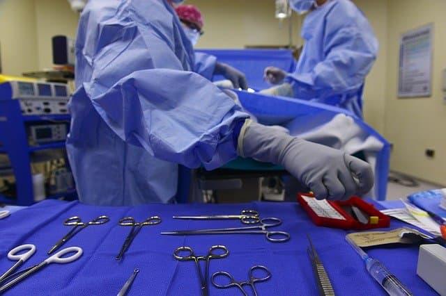 Cirurgiões se preparam para anastomose