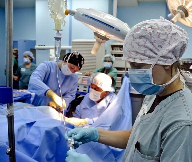 Melhor conduta quando nos deparamos com uma obstrução intestinal por neoplasia em cólon esquerdo