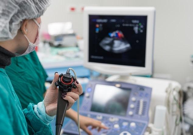 médica fazendo endoscopia de paciente com lesões vasculares gástricas