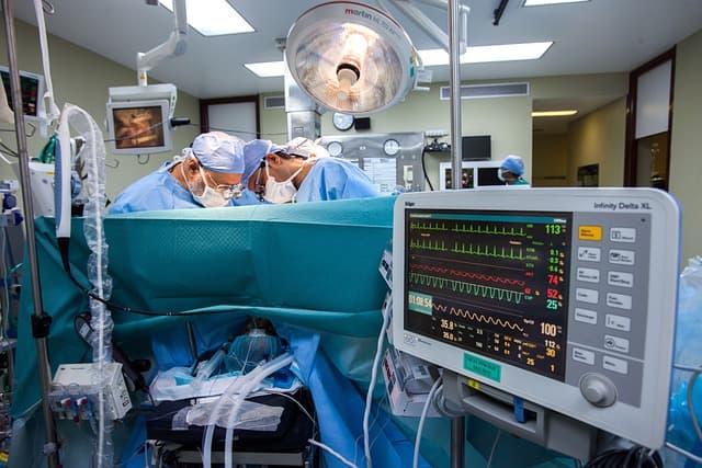 Comparação entre cirurgia aberta e laparoscópica no tratamento do câncer gástrico 