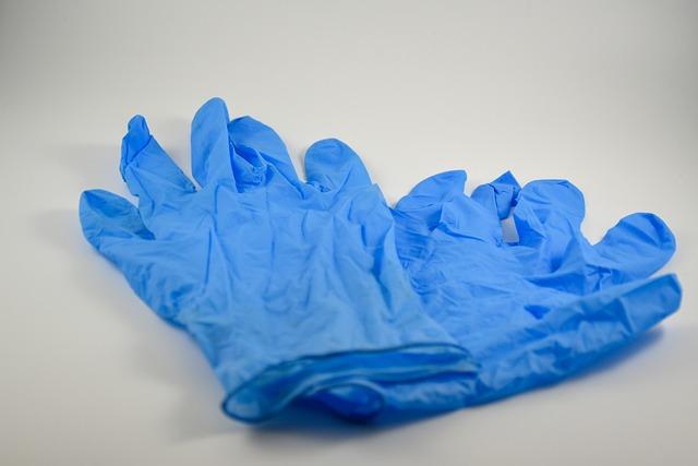 A utilização de duas luvas cirúrgicas é necessária em cirurgias artroscópicas?
