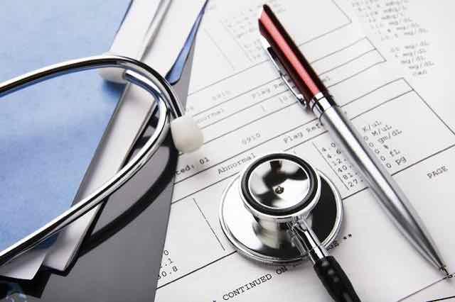 estetoscópio em cima de prescrição médica