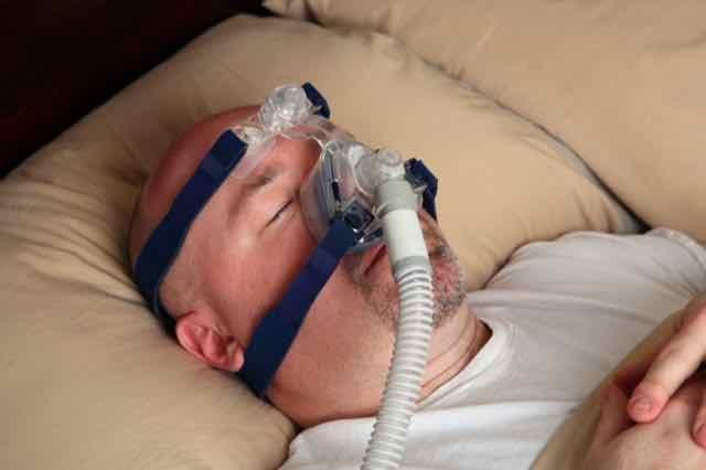 paciente usando cpap para dormir