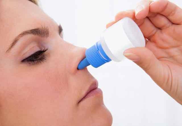 A posição do paciente afeta o grau de absorção das medicações feitas por via nasal?