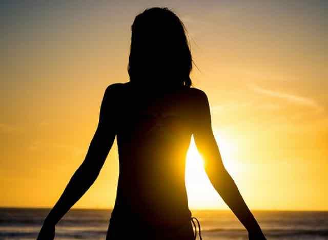 mulher no por do sol