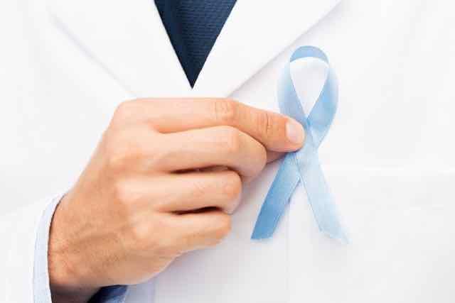 medico com laco azul