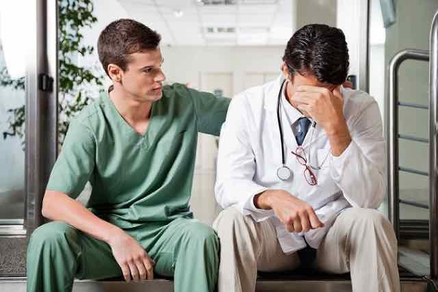 enfermeiro confortando medico em depressao