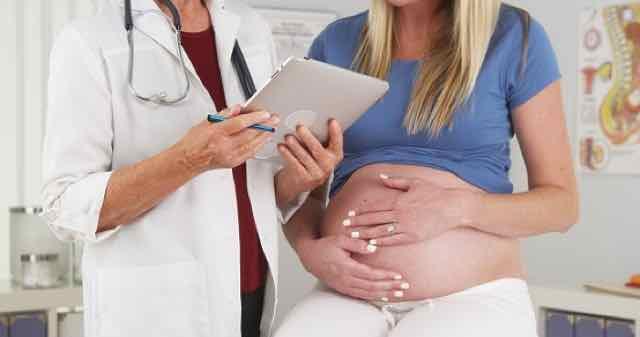 mulher grávida no consultório médico
