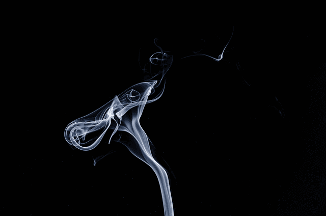 fumaça de cigarro no fundo preto