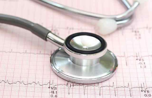 ECG com estetoscopio