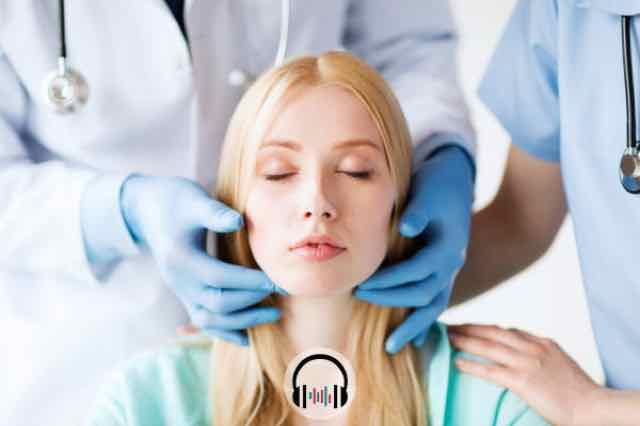 mulher em clinica de estetica