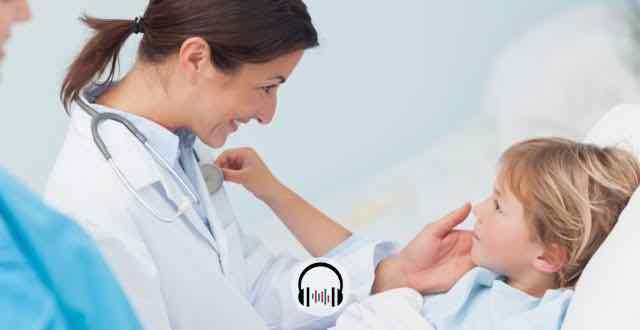 pediatra atentando menino doente