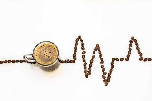 grãos de café formando uma linha da vida