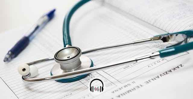 estetoscópio em cima de uma receita médica