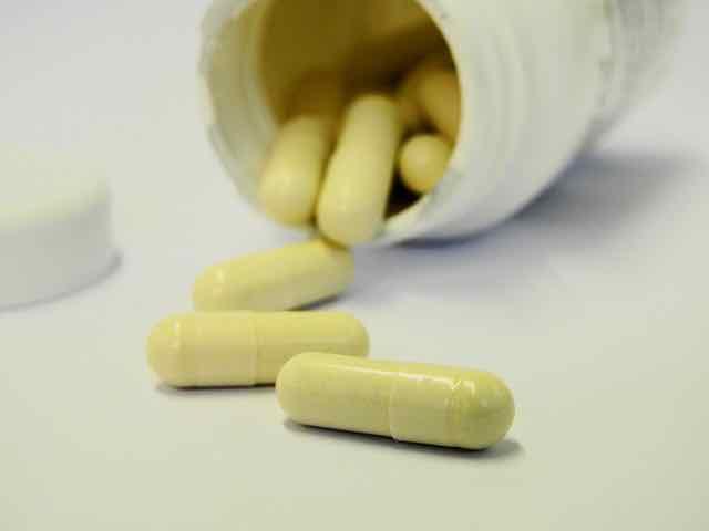 caixa de medicamentos aberta
