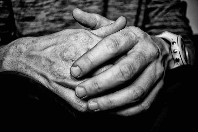 close de mãos de homem em preto e branco