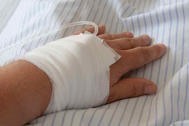 paciente no hospital com infusão