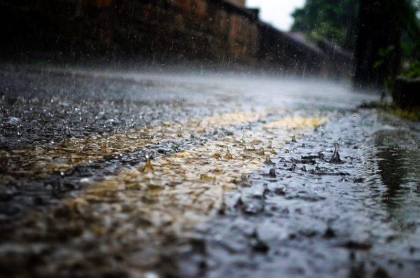 chuva caindo no asfalto, podendo provocar enchentes