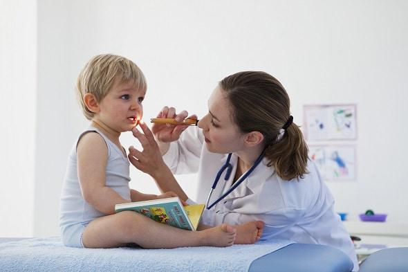 Criança na consulta devido à doença mão-pé-boca