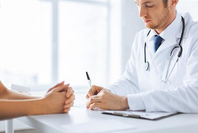 médico conversando com paciente sobre câncer de pele