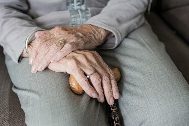 Quais os fatores de risco de problemas na fixação em fraturas proximais em idosos?