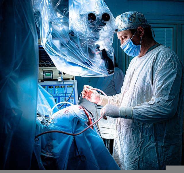 Qual é a incidência de cirurgias de revisão após descompressão ou artrodese lombar