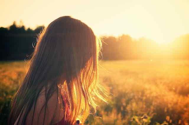 Evitar o sol é tão perigoso para a saúde da mulher quanto fumar