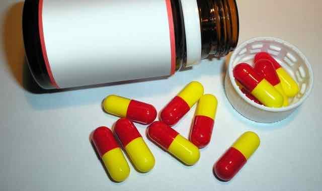 medicamentos sobre a mesa