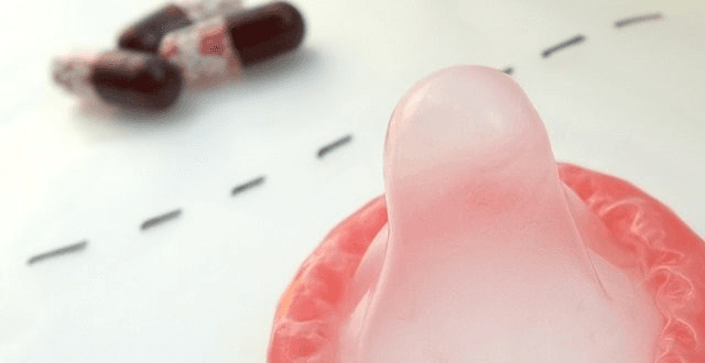 preservativo aberto em cima da mesa