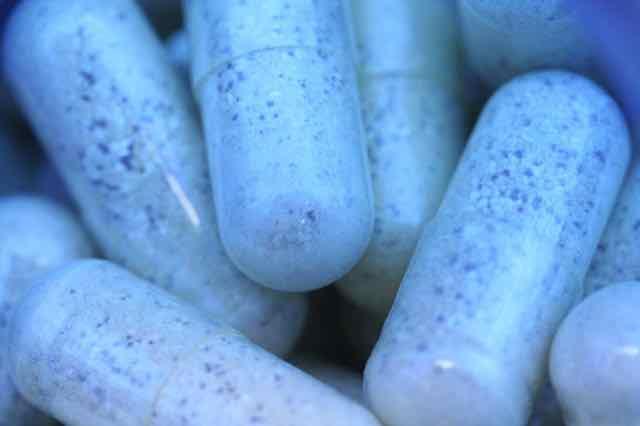 medicamentos brancos sob luz azul