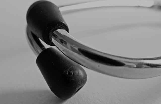 estetoscópio em cima da mesa